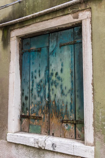 Małe Kolorowe Domy Zdobią Wąskie Uliczki Włoskiej Wyspy Burano Położony — Zdjęcie stockowe