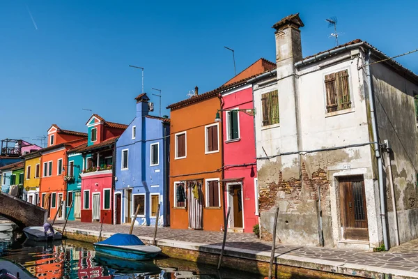 Petites Maisons Colorées Décorent Les Rues Étroites Île Italienne Burano — Photo