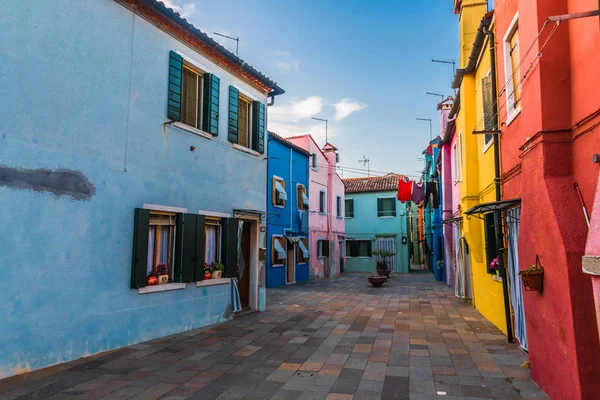 Casas Coloridas Dois Andares Nas Ruas Estreitas Ilha Burano Lagoa — Fotografia de Stock