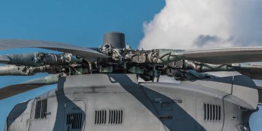 Büyük bir nakliye helikopterinin ana pervanesi ve pervanesi hava gösterisine yerleştirildi.