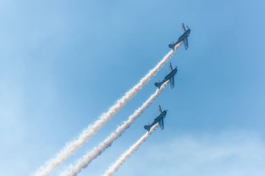 Bir grup eski piston uçağı uluslararası hava gösterilerinde gösterilere katılıyor..
