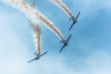 Bir grup eski piston uçağı uluslararası hava gösterilerinde gösterilere katılıyor..