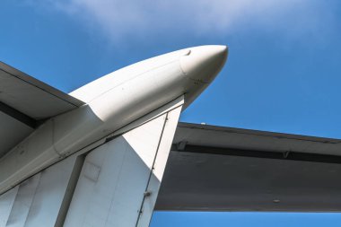 Uluslararası hava gösterisinde büyük bir yolcu uçağının kuyruğu..