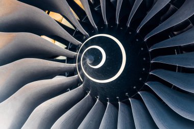 Uçak fuarına yerleştirilmiş büyük bir yolcu uçağının türbini..