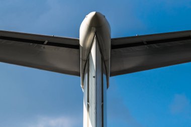 Uluslararası hava gösterisinde büyük bir yolcu uçağının kuyruğu..