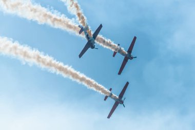 Bir grup eski piston uçağı uluslararası hava gösterilerinde gösterilere katılıyor..