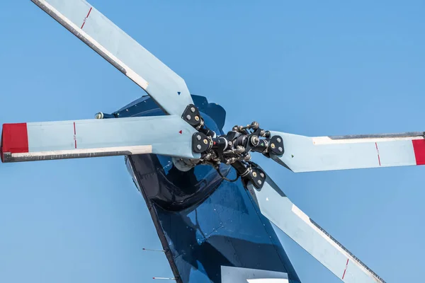 Uluslararası hava gösterisinde büyük bir nakliye helikopterinin kuyruk pervanesi.