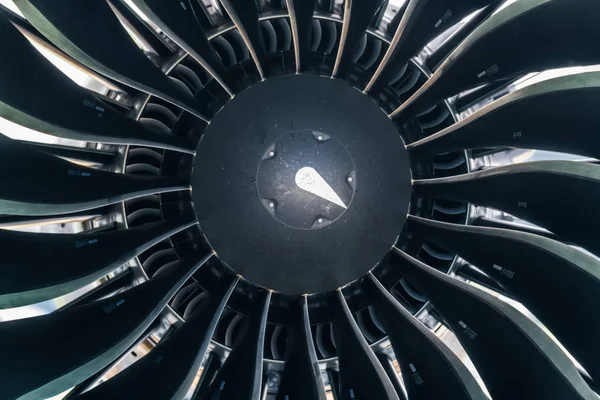 Uçak fuarına yerleştirilmiş büyük bir yolcu uçağının türbini..