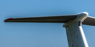 Uluslararası hava gösterisinde büyük bir yolcu uçağının kuyruğu..