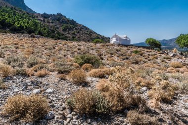 Girit adasının orta kesimindeki geçitin başındaki küçük Ortodoks Kilisesi