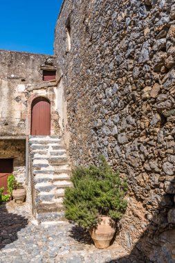 Akşam Girit 'in güney kıyısındaki Preveli eski Yunan manastırının avlusunda