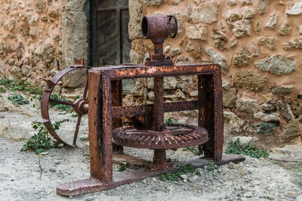 克里特岛一座中世纪修道院院子里的一台古老的农业机械 — 图库照片