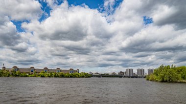 Moskova nehri kıyısındaki çocuk parkı 