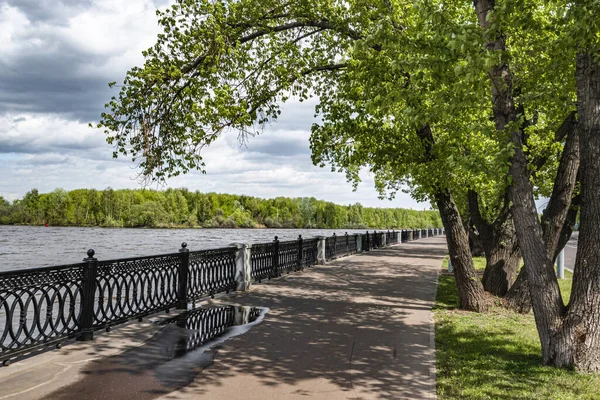 Spaziergang Quelldamm Des Moskwa Flusses Stadtrand Umgeben Von Grünen Bäumen — Stockfoto