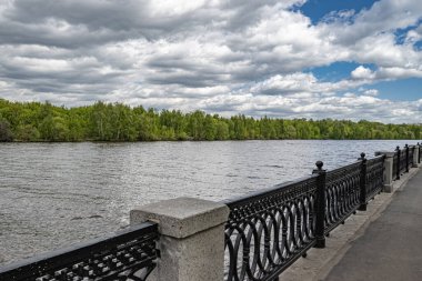 Moskova Nehri 'nin yay seti boyunca yürüyün. Şehrin kenar mahallelerinde yeşil ağaçlarla çevrili.