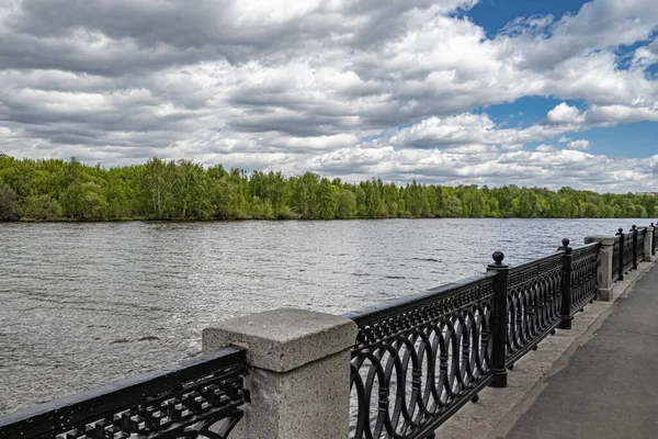 Spaziergang Quelldamm Des Moskwa Flusses Stadtrand Umgeben Von Grünen Bäumen — Stockfoto