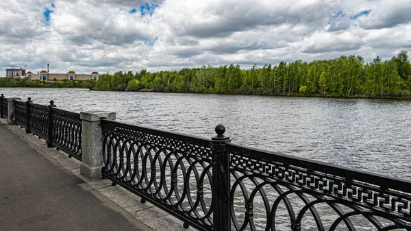 Spaziergang Quelldamm Des Moskwa Flusses Stadtrand Umgeben Von Grünen Bäumen — Stockfoto
