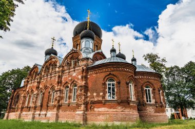 Antik Ortodoks Vvedensky manastırının topraklarında sıcak bir yaz gününde yürümek.