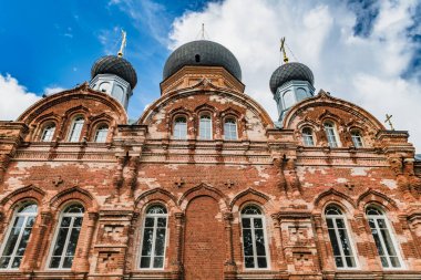 Antik Ortodoks Vvedensky manastırının topraklarında sıcak bir yaz gününde yürümek.