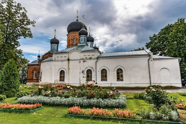 Promenera Varm Sommardag Det Antika Ortodoxa Klostret Vvedenskijs Territorium — Stockfoto