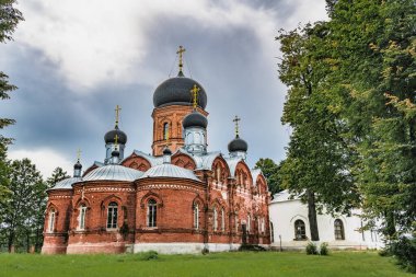 Antik Ortodoks Vvedensky manastırının topraklarında sıcak bir yaz gününde yürümek.