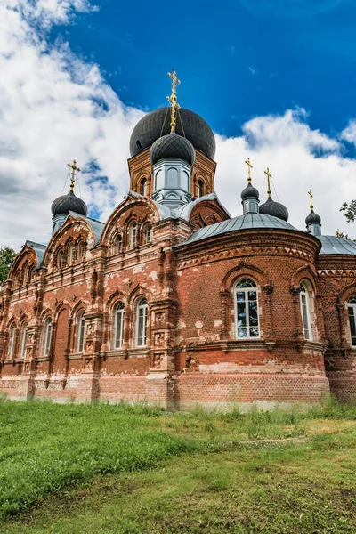 古代正教会Vvedensky修道院の領土で暑い夏の日に歩く — ストック写真