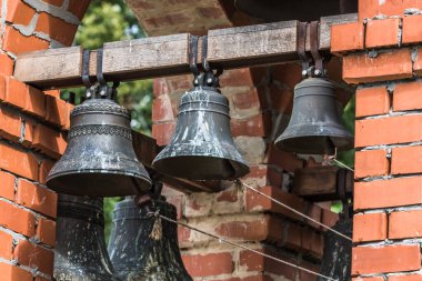 Vvedensky Manastırı 'nın avlusundaki küçük bir çan kulesinde bronz çanlar..
