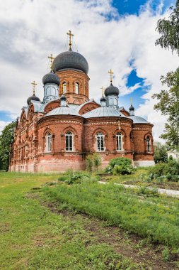 Antik Ortodoks Vvedensky manastırının topraklarında sıcak bir yaz gününde yürümek.