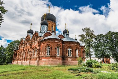 Antik Ortodoks Vvedensky manastırının topraklarında sıcak bir yaz gününde yürümek.