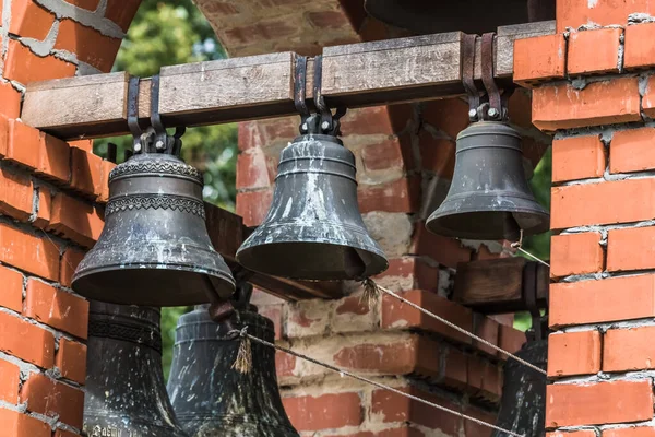Vvedensky Manastırı 'nın avlusundaki küçük bir çan kulesinde bronz çanlar..