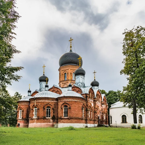 Antik Ortodoks Vvedensky manastırının topraklarında sıcak bir yaz gününde yürümek.