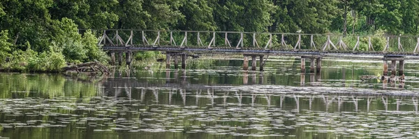 Stary Drewniany Most Dla Pieszych Prowadzi Terytorium Prawosławnego Klasztoru Wwedenskiego — Zdjęcie stockowe