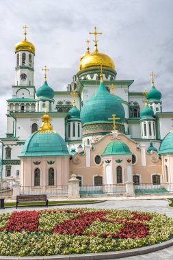 Moskova bölgesindeki yeni Kudüs manastırının kubbeleri üzerinde fırtına bulutları var..
