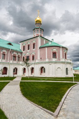 Moskova bölgesindeki yeni Kudüs manastırının kubbeleri üzerinde fırtına bulutları var..
