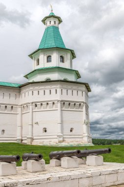 Yeni Kudüs 'teki Ortodoks manastırının kulesi ve beyaz taş duvarları.