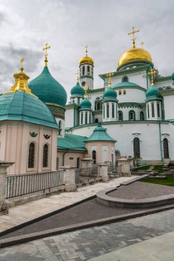 Moskova bölgesindeki yeni Kudüs manastırının kubbeleri üzerinde fırtına bulutları var..