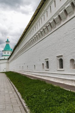 Yeni Kudüs 'teki Ortodoks manastırının kulesi ve beyaz taş duvarları.