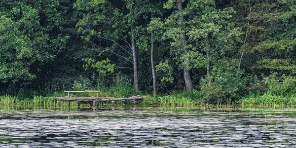 Fragmentos Viejo Puente Madera Orilla Tranquilo Estanque Forestal Región Moscú —  Fotos de Stock