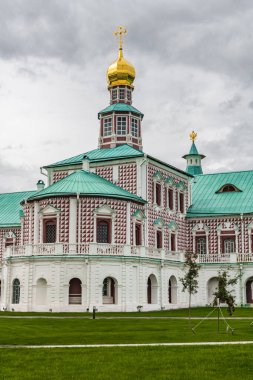 Moskova bölgesindeki yeni Kudüs manastırının kubbeleri üzerinde fırtına bulutları var..