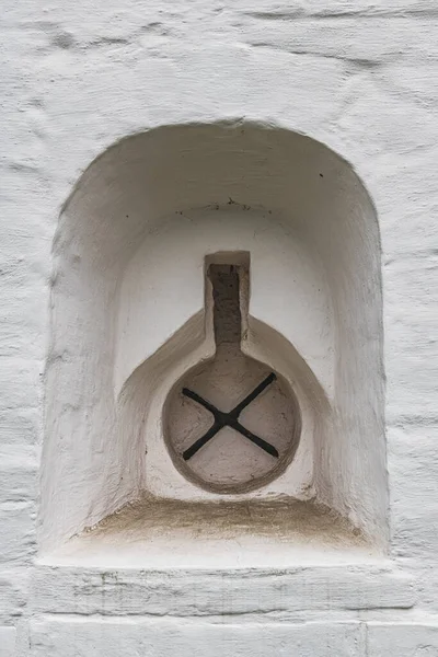 Eski Ortodoks manastırının penceresinde kafes.