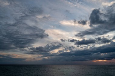 Terk edilmiş Karadeniz kıyısında parlak resimli günbatımı
