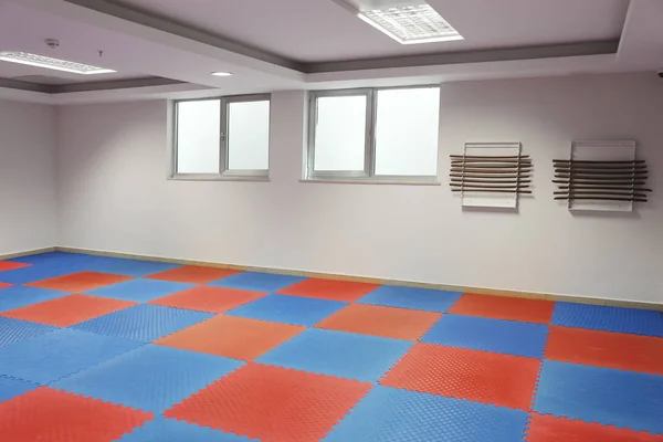 Spor yapmak için renkli sünger zemin