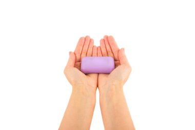 Eldeki sabun beyaz arkaplanda izole edilmiş.