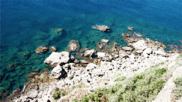海の石の海岸 ベクトル カラフルなイラスト ハーフトーン スタイル — ストックベクタ