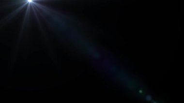 Siyah arka plan üzerinde hareketli lens parlama etkisi. 4k animasyon.