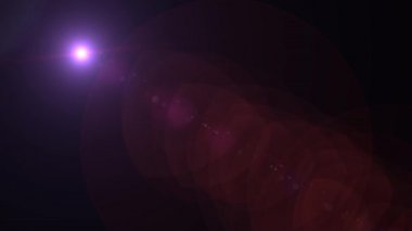 Siyah arka plan üzerinde Diyagonal Hareketli lens parlama etkisi. 4k animasyon.