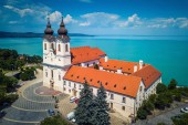 Tihany, Magyarország - Légifelvételek a híres bencés kolostor Tihanyi (tihanyi apátság) gyönyörű coloruful a Balaton és a kék ég háttér