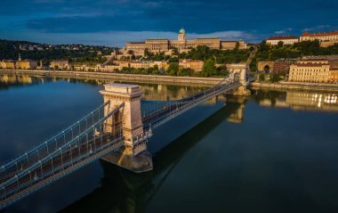 Budapeşte, Macaristan - gündoğumu vasıl geçmiş hava panoramik manzaraya Buda Castle Kraliyet Sarayı ile Szechenyi Chain Bridge