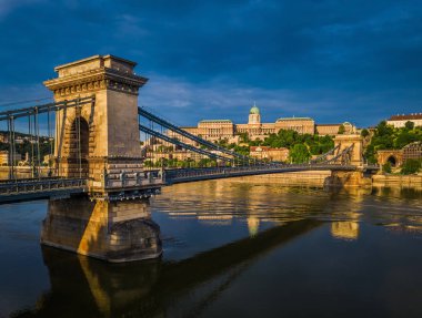 Budapeşte, Macaristan - gündoğumu vasıl geçmiş hava panoramik manzaraya Buda Castle Kraliyet Sarayı ile Szechenyi Chain Bridge