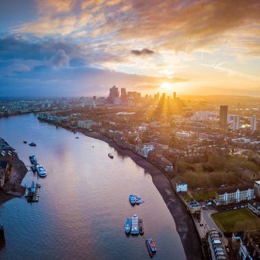 Londra, İngiltere - Doğu Londra gündoğumu, panoramik hava manzarası görünümüyle, Canary Wharf ve güzel renkli gökyüzü arka plan, skycrapers